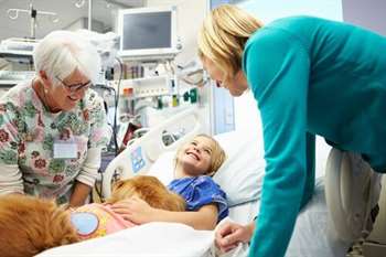 Cão com paciente infantil em um hospital