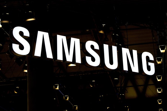 Sinal do logotipo da Samsung no Mobile World Congress.  Samsung Galaxy S24: rumores, preço estimado e data de lançamento samsung logo signage