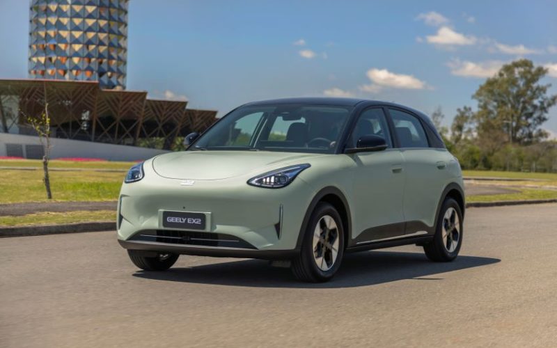 Geely EX2 chega a R$ 99 mil para taxistas e desafia BYD Dolphin Mini