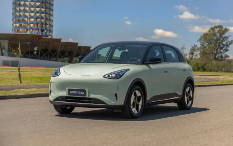 Geely EX2 chega a R$ 99 mil para taxistas e desafia BYD Dolphin Mini