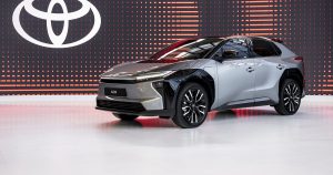 Toyota bZ4X é o primeiro SUV elétrico da marca no Brasil por R$ 419.990