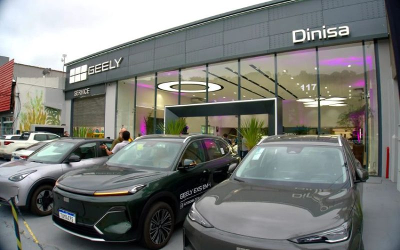 Geely supera 15 mil veículos vendidos no Brasil e tem EX2 como destaque