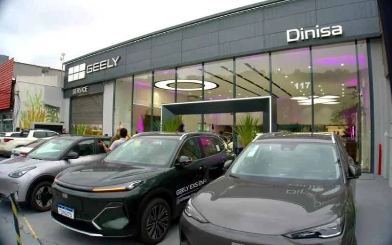 Geely supera 15 mil veículos vendidos no Brasil e tem EX2 como destaque