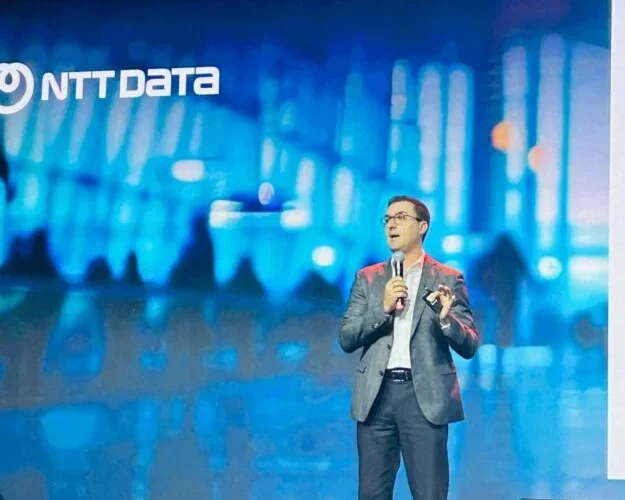 Empresas devem se adaptar à IA para garantir crescimento até 2030, afirma IBM