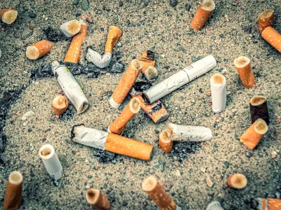 Bitucas de cigarro viram moeda por alimentos em Utrecht, na Holanda