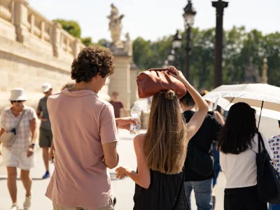 Paris proíbe consumo de álcool em espaços públicos durante onda de calor