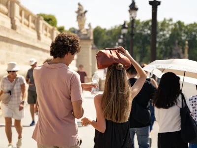Paris proíbe consumo de álcool em espaços públicos durante onda de calor