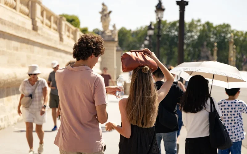 Paris proíbe consumo de álcool em espaços públicos durante onda de calor