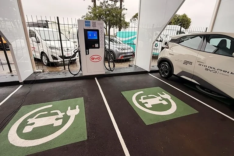 Curitiba inaugura primeiro eletroposto público da região Sul do Brasil