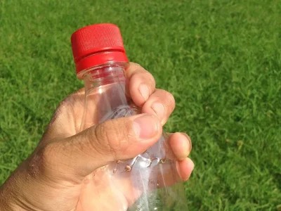 Embu das Artes transforma garrafas PET em fonte de renda para a comunidade