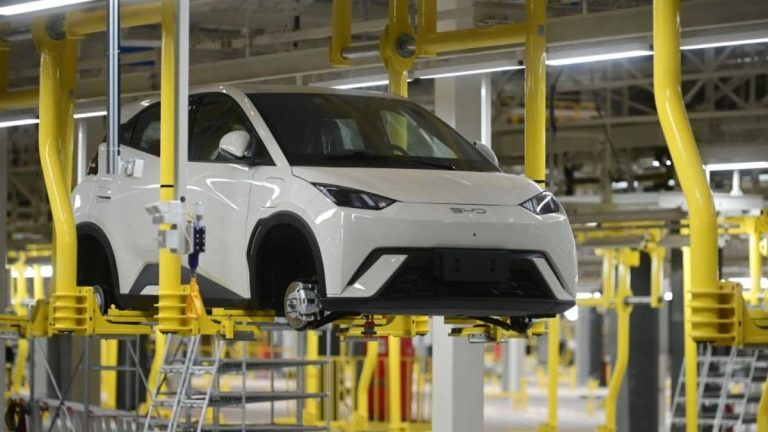 Governo reduz impostos e facilita importação de carros elétricos em 2026