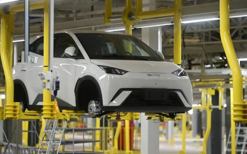 Governo reduz impostos e facilita importação de carros elétricos em 2026