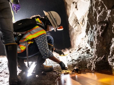 Microorganismos descobertos no subsolo podem revolucionar captura de CO₂