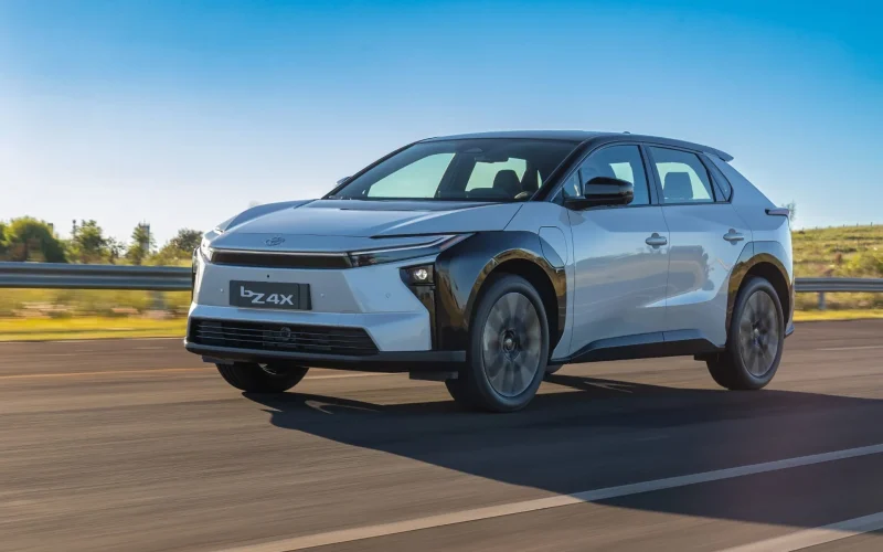 Toyota bZ4X chega ao Brasil por R$ 419,9 mil com tração AWD elétrica