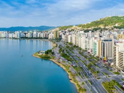 Chuvas marcam início da semana em Florianópolis com melhorias no fim