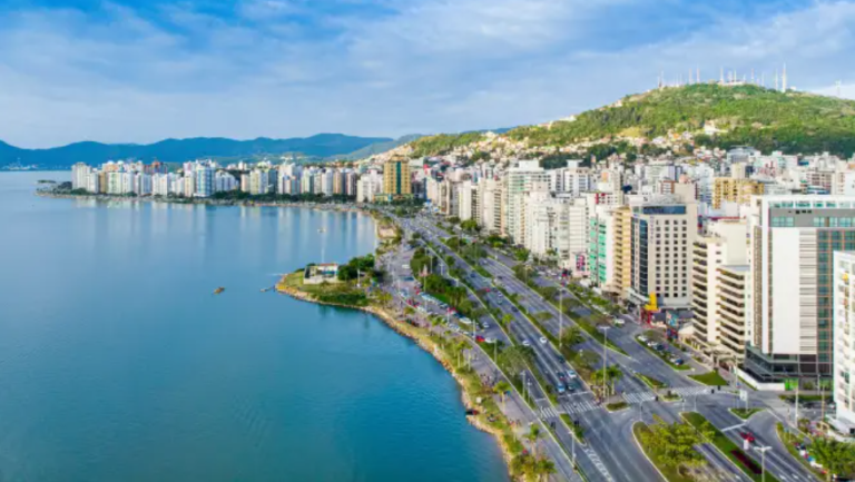 Chuvas marcam início da semana em Florianópolis com melhorias no fim