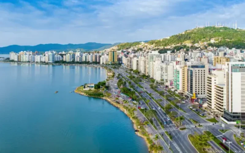 Chuvas marcam início da semana em Florianópolis com melhorias no fim
