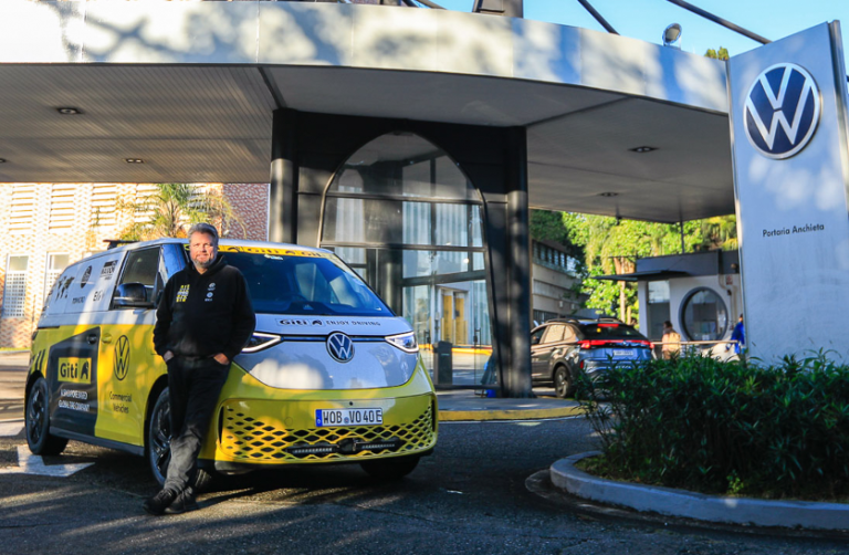Aventuriero alemão tenta recorde mundial com VW ID. Buzz no Brasil