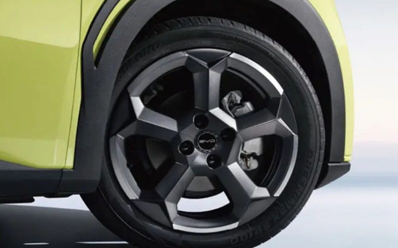 Fiat enfrenta competição da BYD com diferença de vendas reduzida a apenas 2 mil unidades