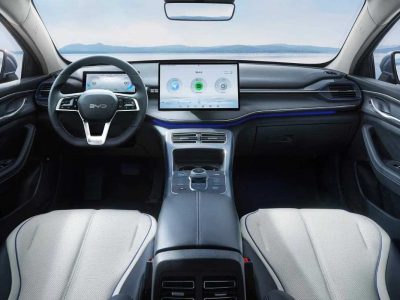 BYD lança sedã de R$ 147.990 com autonomia de 1.200 km e dimensões superiores ao Corolla