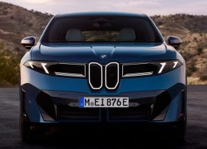 BMW iX3 alcança 50 mil unidades produzidas e soma quase 100 mil pedidos no mercado de elétricos.