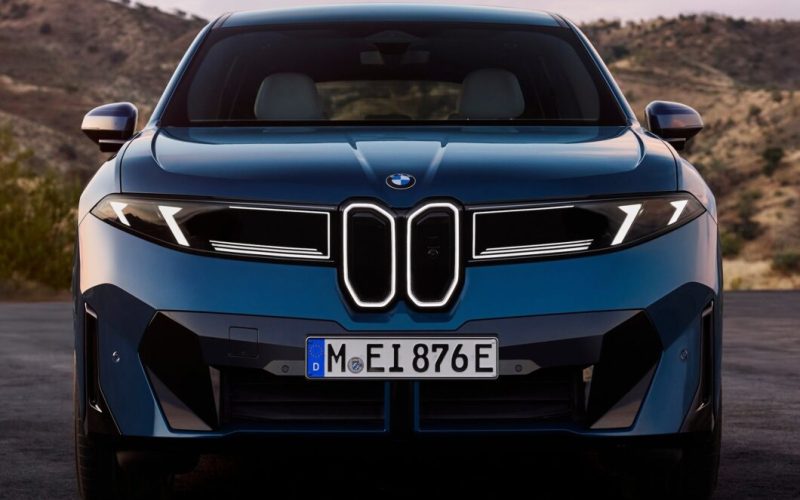 BMW iX3 alcança 50 mil unidades produzidas e soma quase 100 mil pedidos no mercado de elétricos.