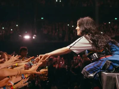 Filme-concerto de Billie Eilish com direção de James Cameron chega aos cinemas