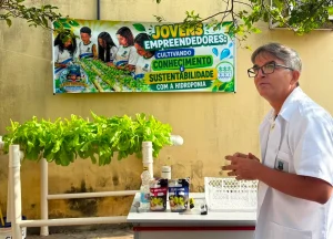 Horta hidropônica transforma aulas de química na escola de Cariacica