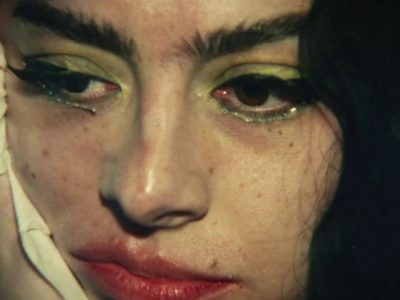 Filme The Moment com Charli XCX estreia nos cinemas brasileiros em fevereiro