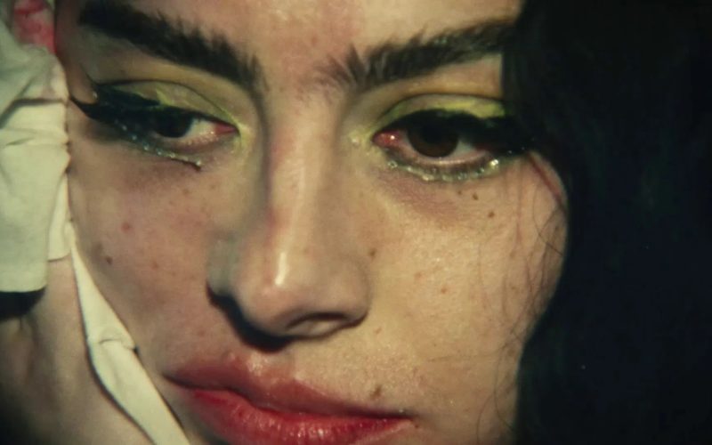 Filme The Moment com Charli XCX estreia nos cinemas brasileiros em fevereiro