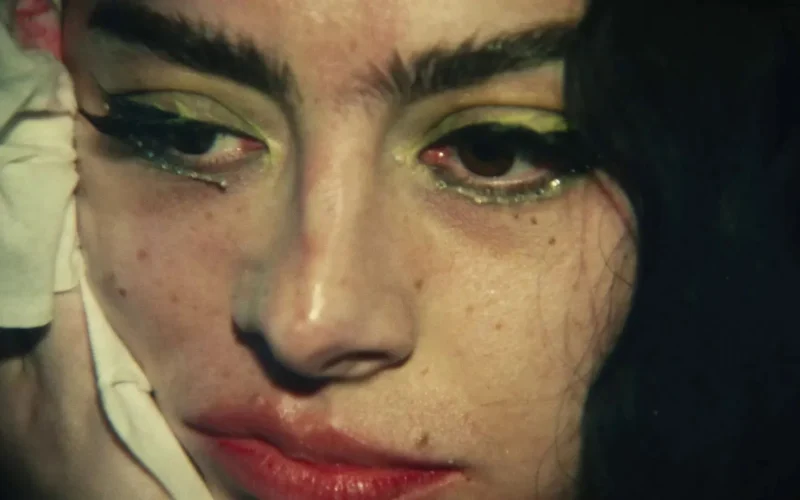 Filme The Moment com Charli XCX estreia nos cinemas brasileiros em fevereiro