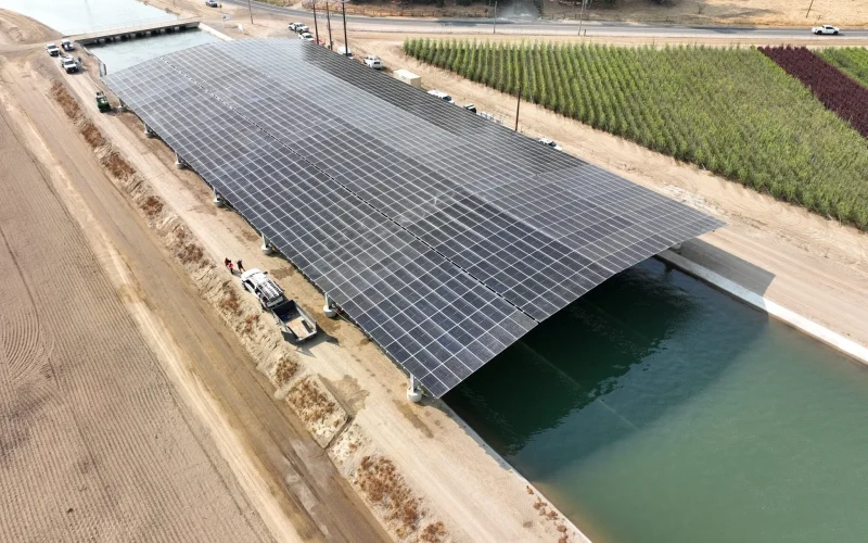 Energia solar em canais da Califórnia reduz evaporação e traz inovação sustentável