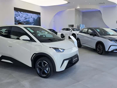 Carros eletrificados dominam vendas no varejo, com BYD e Geely em destaque