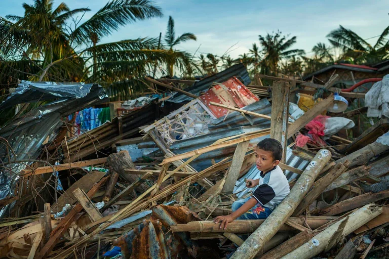 UNICEF revela riscos ambientais que afetam crianças em 5.571 municípios brasileiros