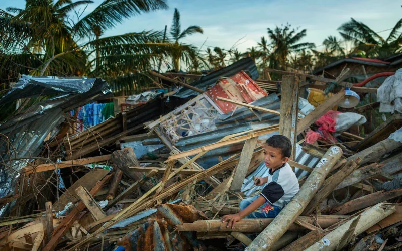 UNICEF revela riscos ambientais que afetam crianças em 5.571 municípios brasileiros