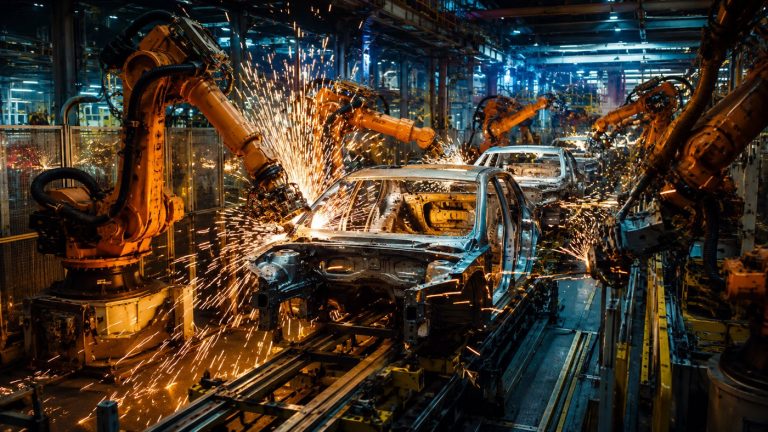 Fábricas escuras na China produzem 800 carros elétricos da Zeekr por dia