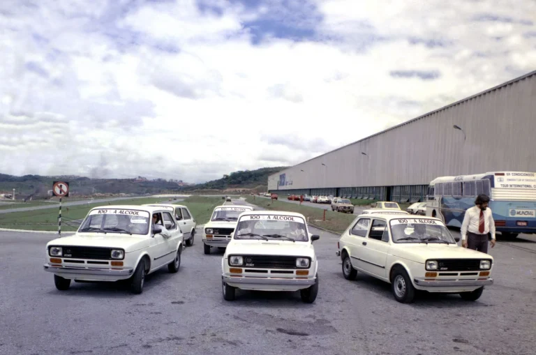 Fiat 147 completa 50 anos: inovações e impacto na indústria automotiva brasileira