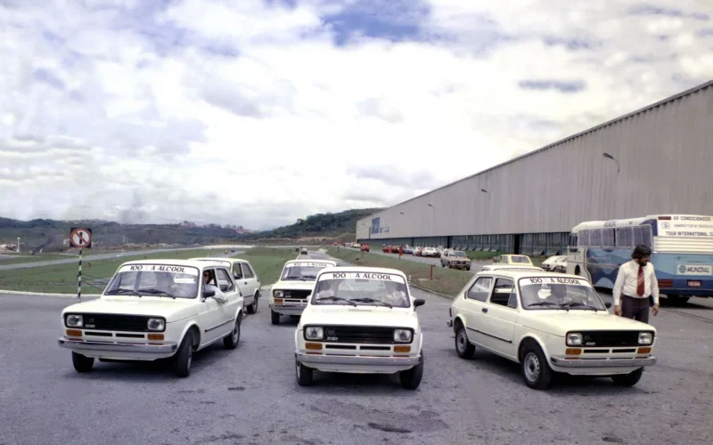 Fiat 147 completa 50 anos: inovações e impacto na indústria automotiva brasileira