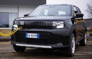 Fiat planeja produzir carro elétrico acessível para enfrentar BYD e Geely