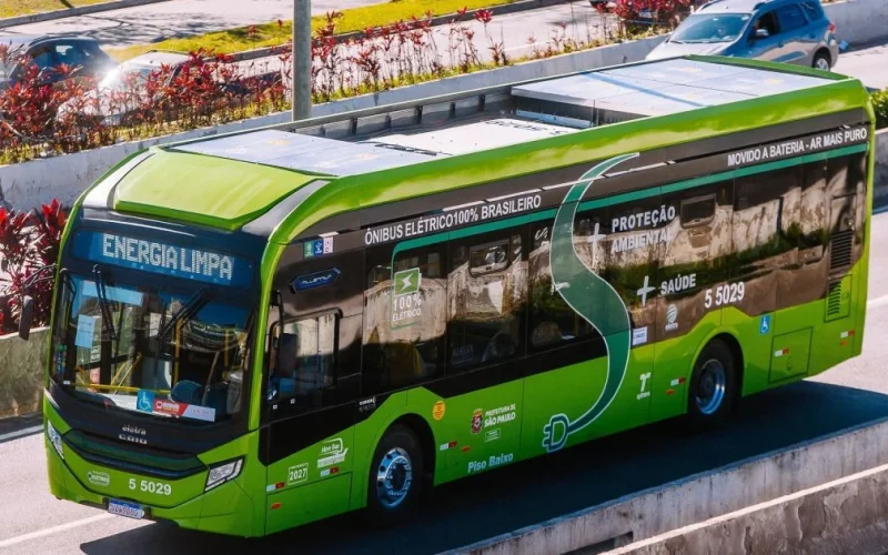 Crescimento de 92,5% nos emplacamentos de ônibus elétricos em 2026 no Brasil