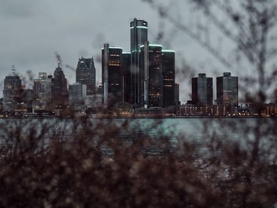 Detroit inova com estrada que recarrega veículos elétricos sem fio