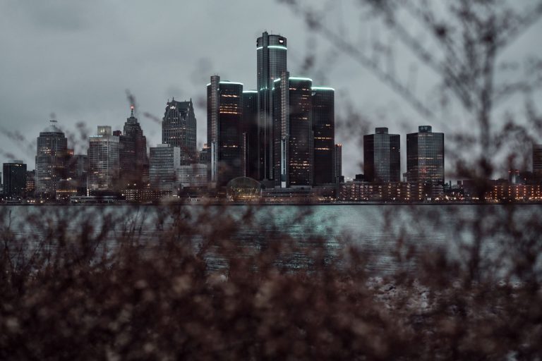 Detroit inova com estrada que recarrega veículos elétricos sem fio