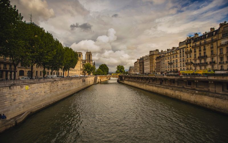 Paris expande uso da água do Sena para resfriamento sustentável de edifícios
