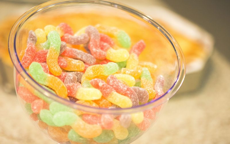 Califórnia proíbe aditivos alimentares perigosos e impacta indústria de doces