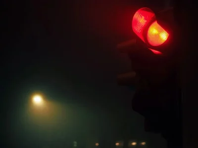 Respeitar o sinal vermelho à noite evita multas e acidentes graves