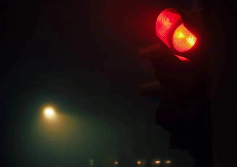 Respeitar o sinal vermelho à noite evita multas e acidentes graves