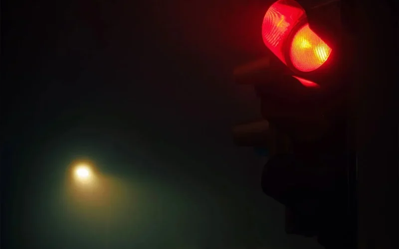 Respeitar o sinal vermelho à noite evita multas e acidentes graves