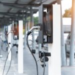 Brasil supera 21 mil eletropostos e facilita viagens de carros elétricos