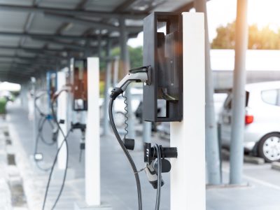 Brasil supera 21 mil eletropostos e facilita viagens de carros elétricos