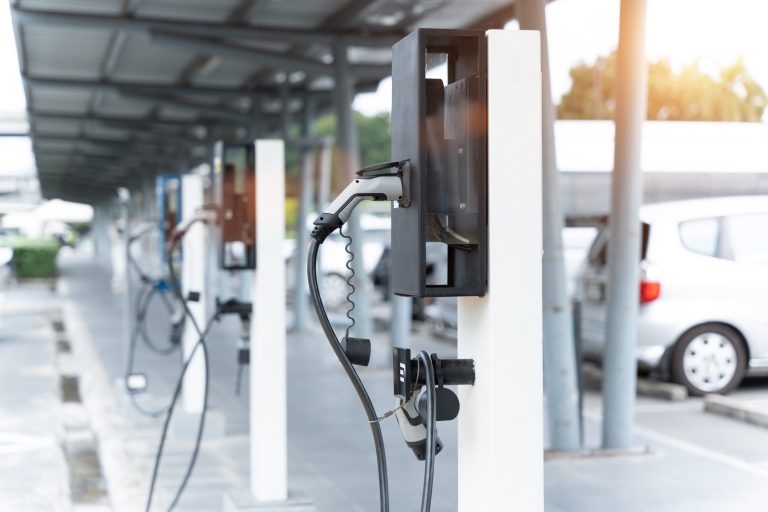 Brasil supera 21 mil eletropostos e facilita viagens de carros elétricos